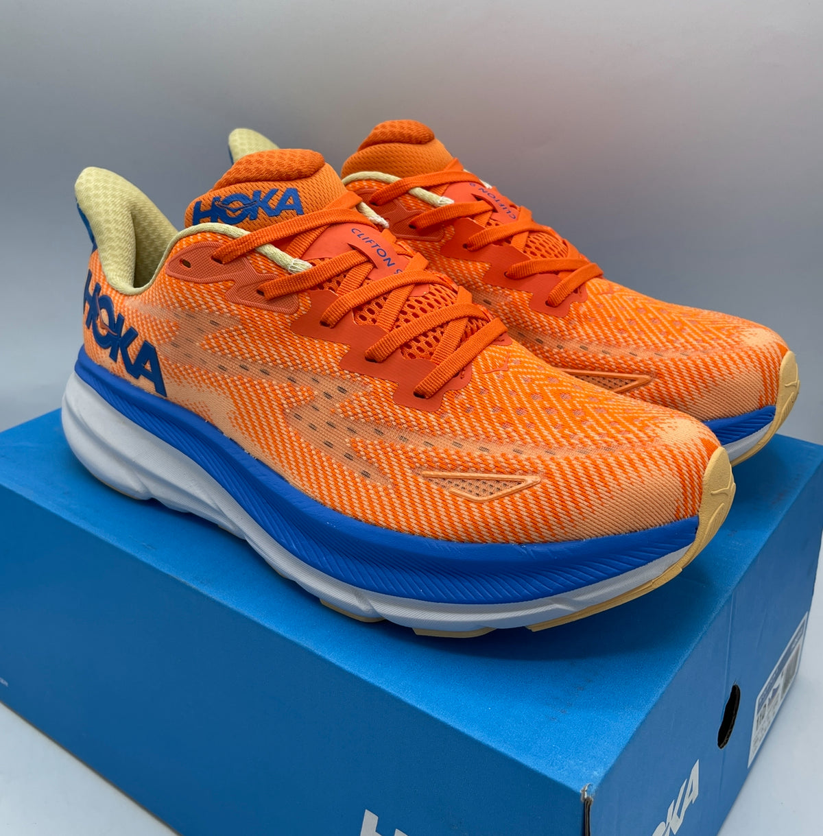 HOKA CLIFTON 9. EXTRA CUSHIONING